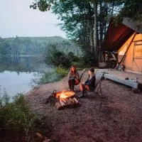 Huttopia White Mountains، فندق في ألباني