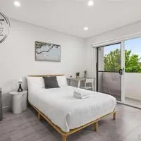 Sleek & Comfortable Double Room at Revesby with Shared Amenities, hôtel à Revesby