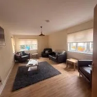 Spacious House Sleeps 10 -Near BikePark Wales -Central -Parking، فندق في Troed-y-rhiw