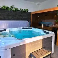 Domek z jacuzzi i sauną "Cztery Pory Roku", hotell i Czchów