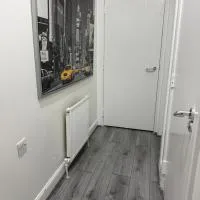 Zikach Apartment Near to Glasgow Airport، فندق في رينفرو