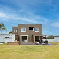 The Garden Villa 九十九里ー遊び充実の海近リゾート別荘を最大15名で一棟貸切، فندق في Shirako