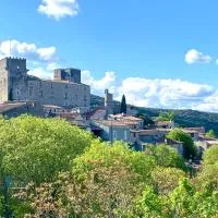 Gîte de charme au pied du Château de Brissac, hotelli kohteessa Brissac
