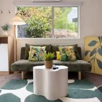 Lake & Mountain Views, cozy 2BR Home、クイーンズタウンのホテル