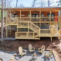 Secluded Mountain Cabin, Hottub, Fire pit, 4 Acres, Hotel in Murphy