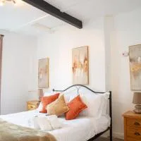 Mumbles Beachfront Escape cottage like 3BR with stone wall shower & Sea Views from the Hill, hotel u gradu 'The Mumbles'
