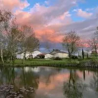 Les Chantours, Domaine naturel arboré et fleuri de15 hectares, ξενοδοχείο σε Saint-Antoine-Cumond