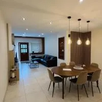 A cosy maisonette steps away from St Thomas Bay, hotel in Il-Maħsel