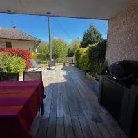 Charmant pied à terre entre lac et montagne, hotel em Bourdeau
