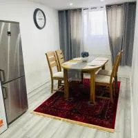 Elegant home near HeathrowAirport fast city access free parking and WiFi، فندق في Northolt