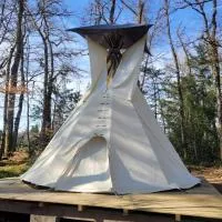 TIPIsche trekkershut - Camping Le Soustran, מלון בNeuvic