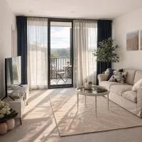 Modern 2BR 2Bath with Balcony near ANU & City Quiet Stay Free Parking, hotel a Turner