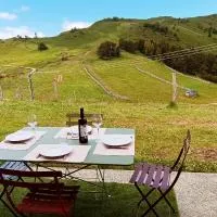 Vue exceptionnelle tout en haut des montagnes, dépaysement total !, hotel em Camurac