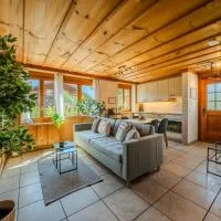 Alpine Hideaway near Brienz with Hot Tub & Parking, hotell sihtkohas Kienholz