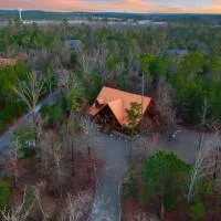 Wide Glide Lodge - In-home Movie Room, Hot Tub and Large 1-acre property with Playset, hotel in Broken Bow