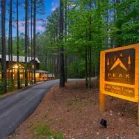 Low Rider Lodge - Backs to Pine Forest and ATV Trail Access from Driveway, hotel din Broken Bow