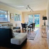 Egham - Lovely 4 Bedrooms Specious Furnished Property, hotel en Egham