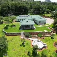 Sanya Holiday Home, hotel a Nyanga