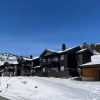 Sauna & Mountain Views - Ski-in Ski-out Luxury, hotel sa Vossevangen