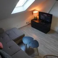 Appartement Familial de ville avec 2 places de parking privé intérieur gratuit, מלון בBeuvrages