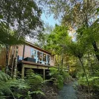 Fantail Bush Chalet and Hot Tub, hotel a Parakakau