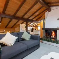 Cozy Alpine Lodge - Hot Tub & Balcony Views, hotel en Axalp