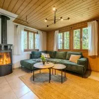 Peaceful Alpine Hideaway - Hot Tub & Terrace, hotel em Axalp