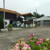 Tein homestay, מלון בRengit