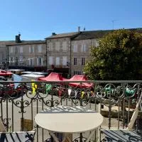 Luxury Apartment Overlooking Historic Town Market, hotell i Duras