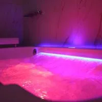 SSS Luxury Apartment with Jacuzzi – hotel w mieście Kamëz