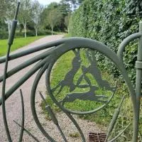 Three Hares Farmhouse, Galway, hótel í Craughwell
