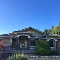 유진에 위치한 호텔 2-Bedroom 2-Bathroom ThePALACE at Univ of Oregon Campus on I-5 Freeway near Hayward Field and Autzen Stadium! FREE WiFI & NEW Washer and Dryer and BBQ on Patio! Almost 2000 square foot all to yourself!!