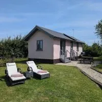 Buttercup Cosy Cabin - serene space for relaxation, hotel in Highfield