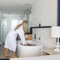 5-Star Beachfront Retreat with Theatre & Pool, hotel a Mooloolaba