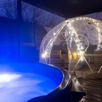 Love room avec Spa privatif "la Courtisane" - Sofa Tantra, terasse, bains de soleil - dôme transparent - Naturellement frais -DESIR ROOMS NIEDERBRONN LES BAINS, hotelli kohteessa Niederbronn-les-Bains