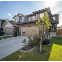 Modern Private 2BR Suite Near Edmonton Airport, hotelli kohteessa Leduc