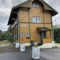 Hen Stasjon Banevokterboligen โรงแรมในHen