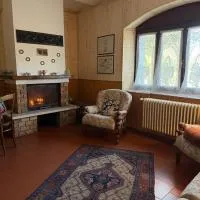 Independent apartment in a villa, hotel di Cunardo