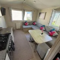 Seaside Caravan in a Leisure Park with WiFi & Parking - 3 bedrooms, hotel Melidenben