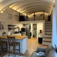 Backyard Tiny House in the Woods, хотел в Tolland