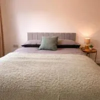 New Build 3-Bed in Rotherham Fast WiFi, Garden & Driveway, hotel v destinaci Kimberworth