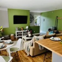 Modern Maple Flat, hotel en Distrito municipal de Maple Ridge