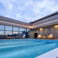 Phoenix Sky Pool Hotel-Newly Opened 2026 Free Pick-up Service Rooftop Infinity Pool Kids Playground On-site Café Near Fenghuang Scenic Area, hotel en Fenghuang