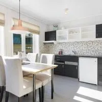 Small Cozy apartment with Wi-Fi, hotel i Tjørhom