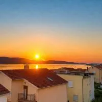 Sea View Apartment with Balcony & Sunset 2 min to Beach, hotel en Brodarica