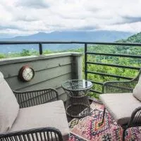 Peak Hangout Studio Loft for 4 Deck Wifi Pool, hotel a Gatlinburg