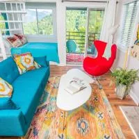 Vibrant Vacay - Studio Loft for 4 with Deck, Wifi, Hot Tub & Pools, hotel u gradu 'Gatlinburg'