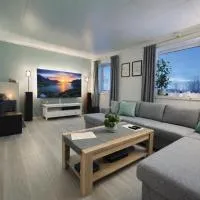 Northern Lights Apt Midtgaard, Kvaløya Tromsø Modern 2BR, Free Parking, hotell Tromsøs