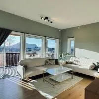 Sunny Terrace - Airy Apartment in the Heart of Lofoten, hotel din Leknes
