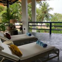 Viesnīca Villa Rawarawa Private Beachfront in Central of Lovina by GEMA MANAGEMENT BALI pilsētā Lovina
